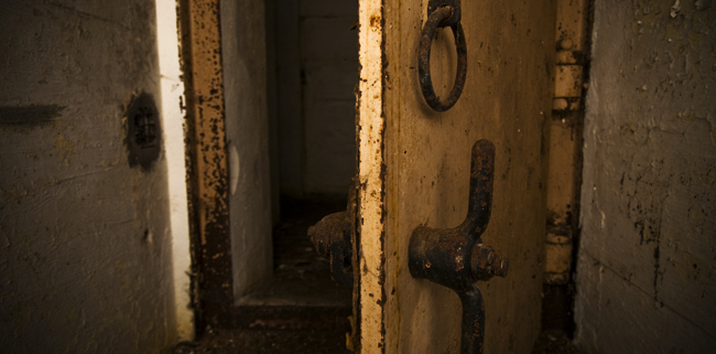 Handles of a 434P01 armoured door in the Turballe region near Saint-Nazaire. (Photo: Arthur van Beveren)