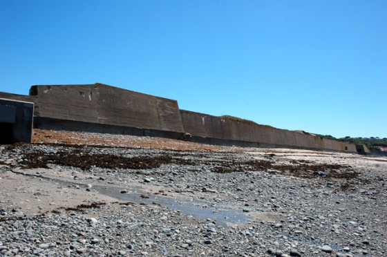 The huge anti-tank wall of Wn Grüne Düne. (Photo: Arthur van Beveren) The huge anti-tank wall of Wn Grüne Düne. (Photo: Arthur van Beveren)