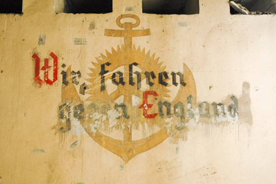 "Wir fahren gegen England", the well known slogan on a wall in gun emplacement no.1. (Photo: Arthur van Beveren, 2008)