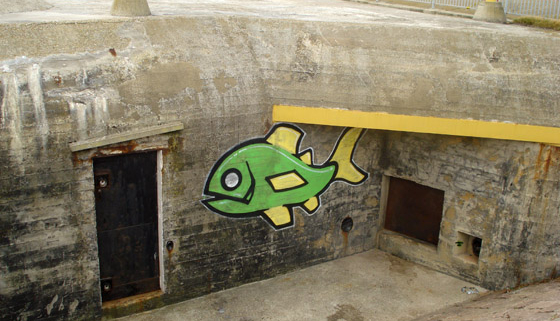 Graffiti on the artillery observation bunker at Oranjemolen, Vlissingen. (Photo: Bunkerbehoud)