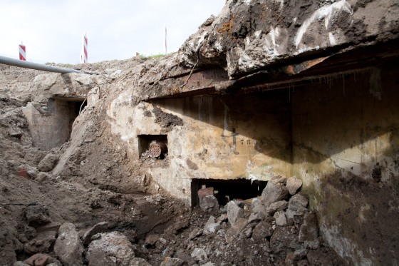 The entrance with to the left a small passage under the dike to a Tobruk with tank turret (now gone). (Photo: Peter de Krom) The entrance with to the left a small passage under the dike to a Tobruk with tank turret (now gone). (Photo: Peter de Krom)