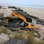 Demolishing works started on the blown up 612. (Photo: Hervé Olejniczak)